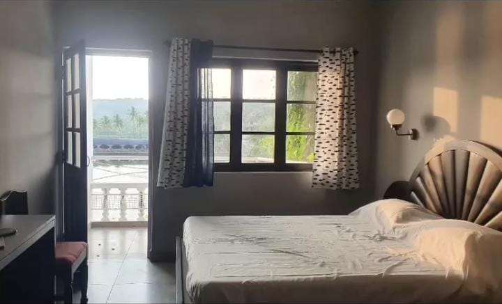 Holidayabodein Arpora Luxurious